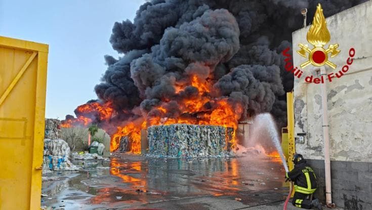 Incendio nella zona industriale di Catania, fuoco in centro stoccaggio rifiuti