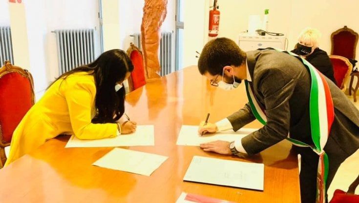 La storia di Sahana: il giuramento in Comune per mettersi in tasca quel sogno che è stato la cittadinanza italiana