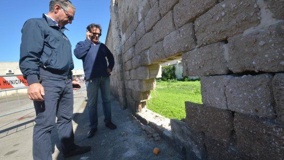 Bari, il mercato generale caccia gli abusivi: loro aprono un varco nel muro per entrare ancora