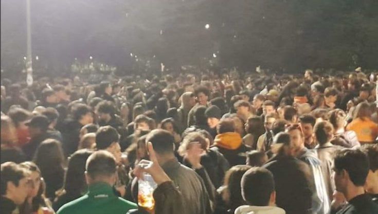Botellon con migliaia di giovani a Milano in piazza Leonardo Da Vinci: "La sfida di organizzare un evento sostenibile"