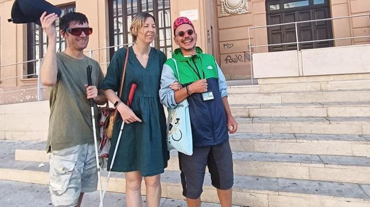 A Bari il viaggio sensoriale per chi non vede: “La coppia di turisti ha toccato le pietre della Basilica e respirato l'odore del mare. Era felice”