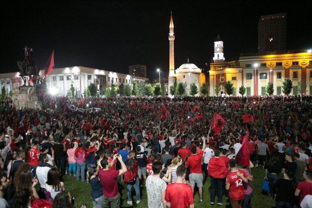 Albania, grande festa dopo la storica vittoria
