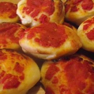 Roma, ruba furgone carico di pizzette ancora calde: denunciato