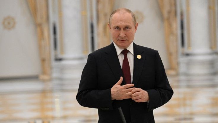 Quarantene e test medici per una stretta di mano: ecco la rete che difende Putin