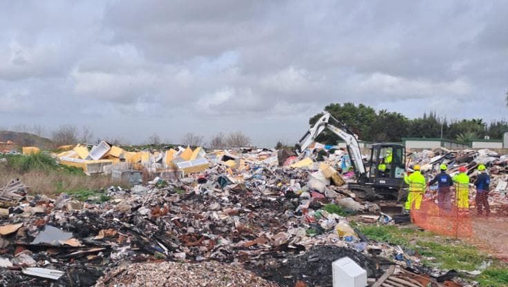 Terra dei Fuochi, partono le bonifiche: ruspe in azione su 17 siti tra Napoli e Caserta