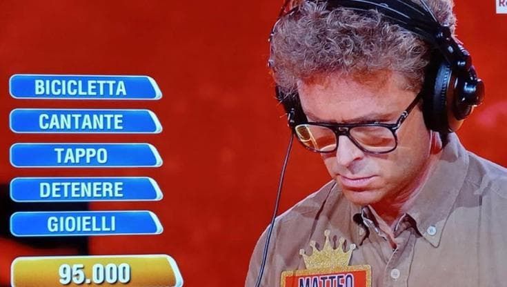 Sbaglia la parola finale all’“Eredità”, il pianista fiorentino Fossi ricoperto di insulti sui social