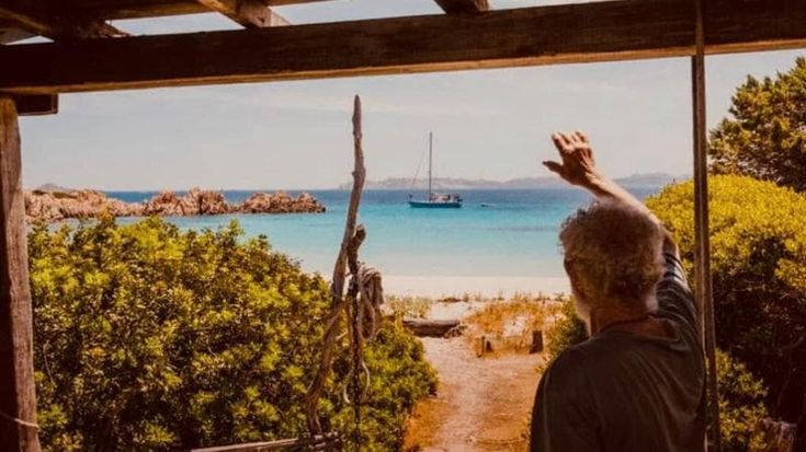 Addio alla casa del guardiano sulla spiaggia rosa di Budelli: Mauro Morandi visse lì per 30 anni