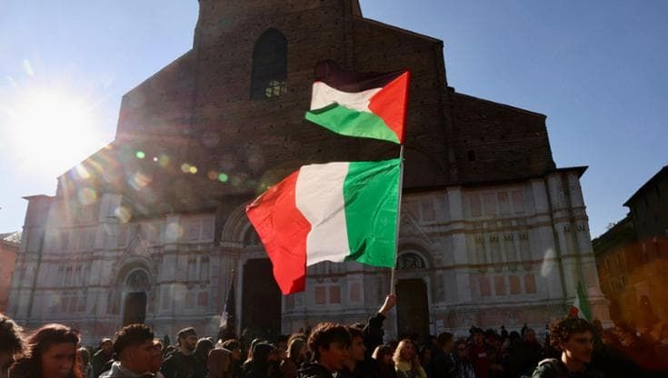 Marching with tricolours in Bologna: “We’re fighting for the country’s future; the Italian flag belongs to everyone”
