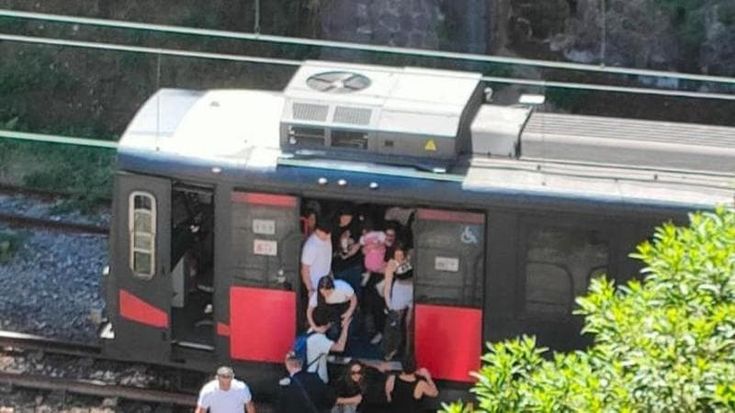 Circum, treno guasto a Castellammare: a piedi sui binari turisti e viaggiatori diretti a mare