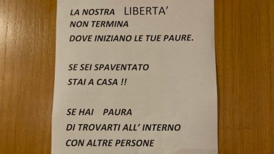 "Se hai paura resta a casa, la nostra libertà è un diritto": il caso del cartello nel pub 'negazionista' di Magenta