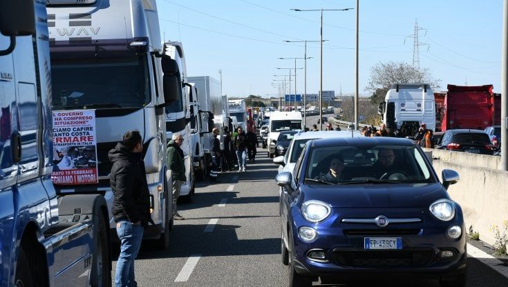 Bari, la rabbia di agricoltori e pescatori: "Fermate le speculazioni sui prezzi". Si spegne la protesta degli autotrasportatori