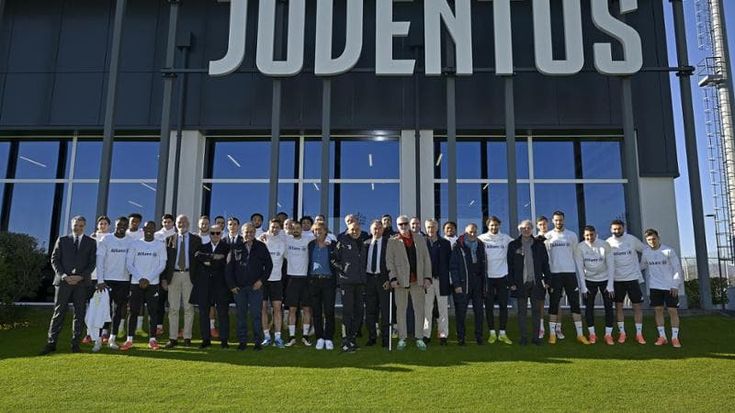 Juve, festa alla Continassa con gli eroi dell’Intercontinentale: Yildiz stringe la mano a Platini