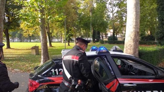 Aggredisce due commesse a Parma: 24 enne arrestato per violenza sessuale 