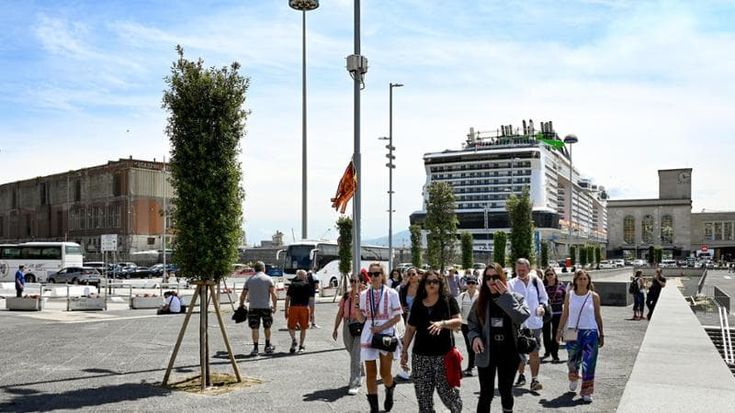 Napoli, folla di visitatori: in migliaia dalle navi da crociera. Lunghe file per Starbucks