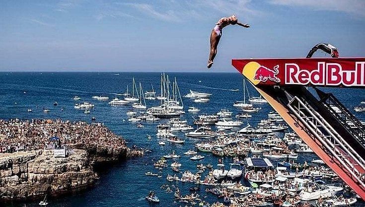 Polignano, confermato il ritorno dei tuffi della Red Bull cliff diving: appuntamento l'1 e 2 luglio