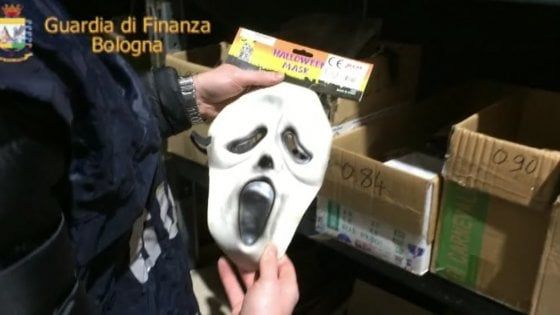 Bologna, sequestrate maschere e scherzi di Carnevale irregolari