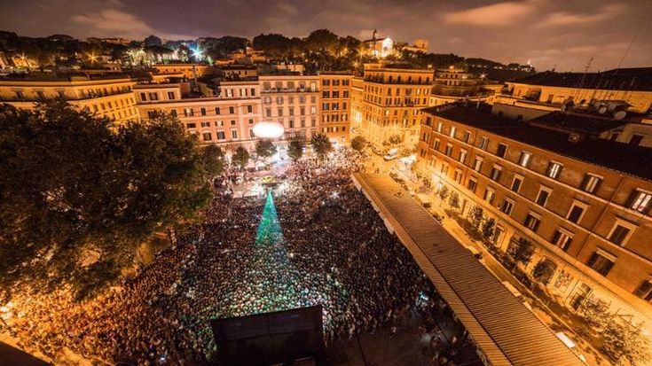 Torna il Cinema in piazza: il grande schermo accende la città