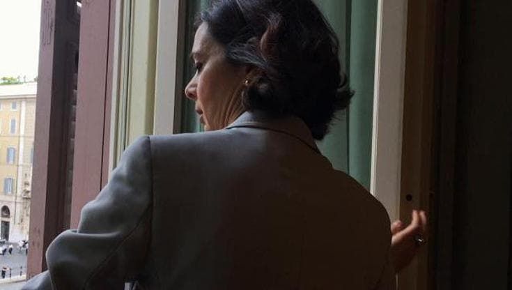 Boldrini espone drappo rosso a Montecitorio contro femminicidio