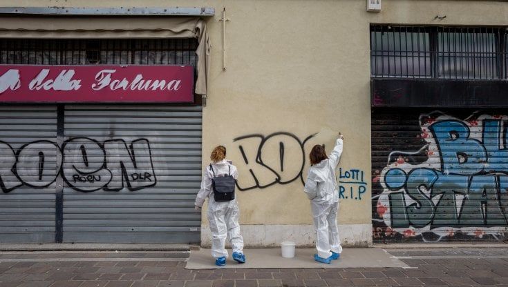 Quattrocento scritte vandaliche cancellate dai muri delle case a Quarto Oggiaro