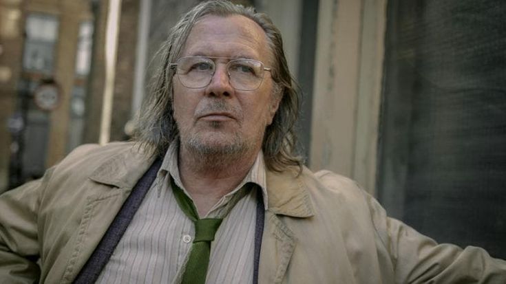 Le spie di Gary Oldman, perdenti, disadattate e cantate dagli Stones