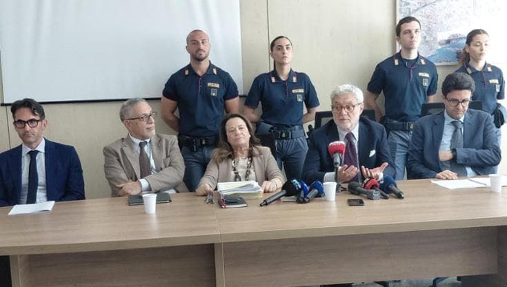 Prato, banca clandestina al servizio dei clan. Quaranta misure cautelari