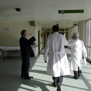 Carrara, ricoverato in rianimazione per meningite pneumococcica
