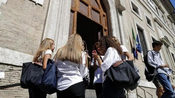 Scuola, 60 prof universitari contro i nuovi programmi di filosofia: "Mancano Marx e Spinoza”