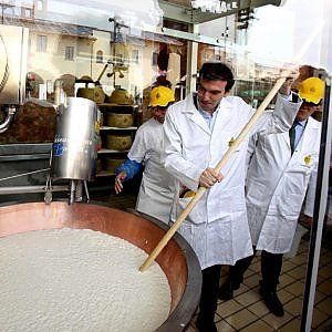 Formaggi senza latte, l'Italia conferma il no alla Ue