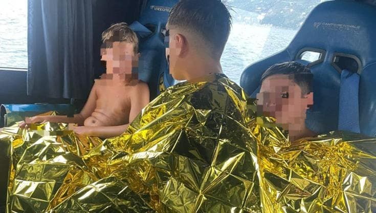 Vietri, trascinati dalla corrente verso il largo: tre bambini salvati dalla guardia costiera