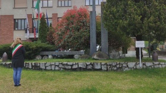 Coronavirus, il dolore dei sindaci lombardi: da soli in silenzio davanti al Tricolore a mezz’asta