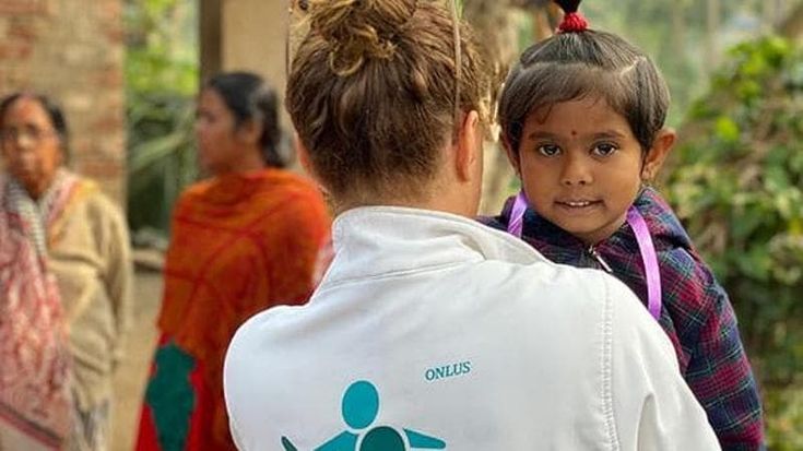 India, nelle scuole degli slums a Calcutta tra i sorridi dei bambini e la durezza che li circonda