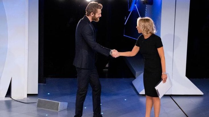 ‘C’è posta per te’, per l’ultima puntata ospiti di Maria De Filippi l’attore Furkan Palali, star di ‘Terra amara’ ed Elisa