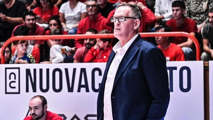 Pistoia nel caos: il presidente Rowan fa anche il coach, ma senza avere il patentino. Insorge il sindacato degli allenatori
