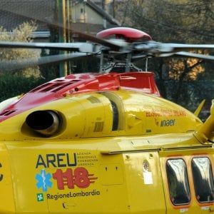 Varese, cercatore di funghi cade e batte la testa: è grave