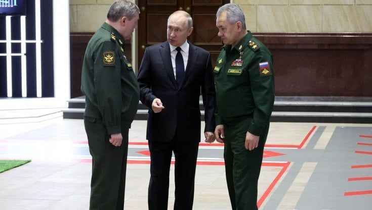 Zelensky negli Usa, la risposta di Putin in tv con i generali: “Nucleare, super missili e 1,5 milioni di soldati"