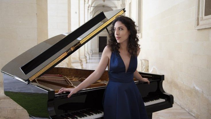 Beatrice Rana, la pianista più richiesta al mondo: "La musica non si divide tra uomini e donne. E manca una cultura di base: si insegna Picasso ma non Stravinskij"