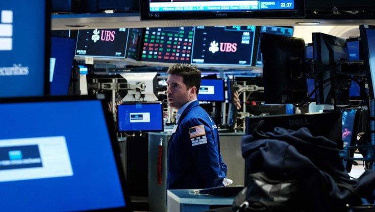 Le Borse di oggi, 2 dicembre. Nuovi timori dalla Omicron, listini Ue in calo. L'Opec: avanti la ripresa della produzione di petrolio