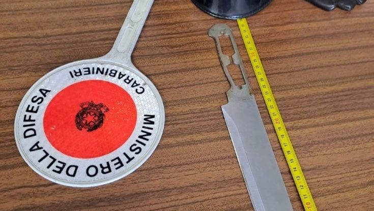 Lite in un condominio a Salsomaggiore, lanciato un coltello dal balcone 