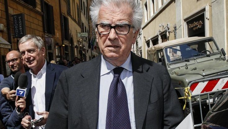 Zanda: "Davanti ai nostri occhi le pressioni russe per affondare Draghi e il ruolo dei mercenari Wagner per destabilizzarci con i flussi migratori"