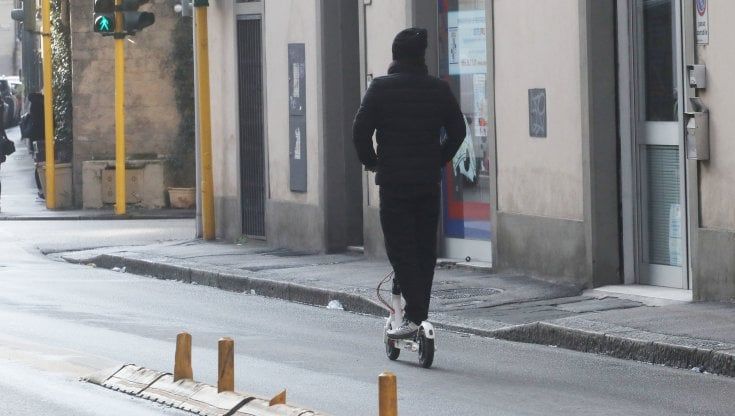 Abbandonati ovunque, contromano e veloci i monopattini diventano un problema 