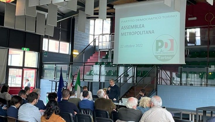 Il Pd a Torino prova a elaborare la sconfitta ma deve affrontare il crollo delle tessere