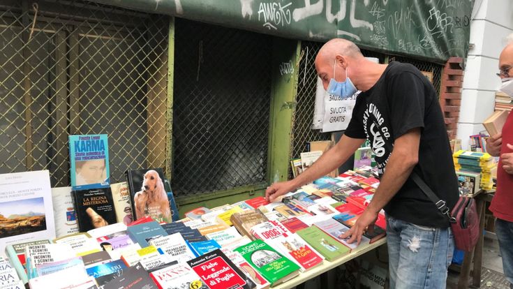 Alessandro che salva i libri dal cassonetto