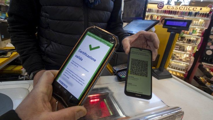 Salento, no vax usa il green pass di un amico per ottenere il passaporto: scoperto e denunciato