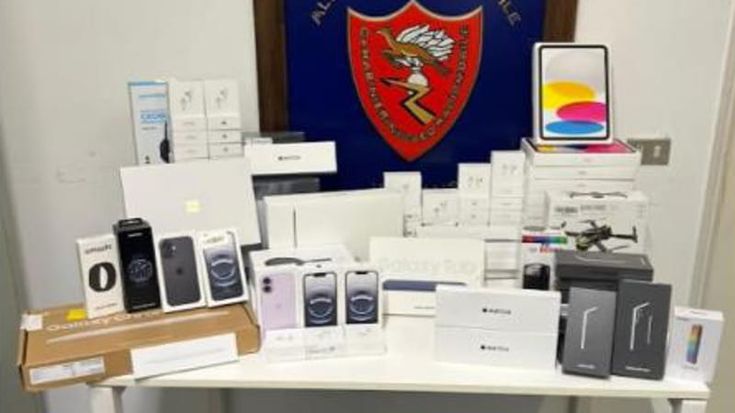 Vigevano, in auto due borsoni pieni di cellulari, tablet e pc rubati: bottino da 50mila euro