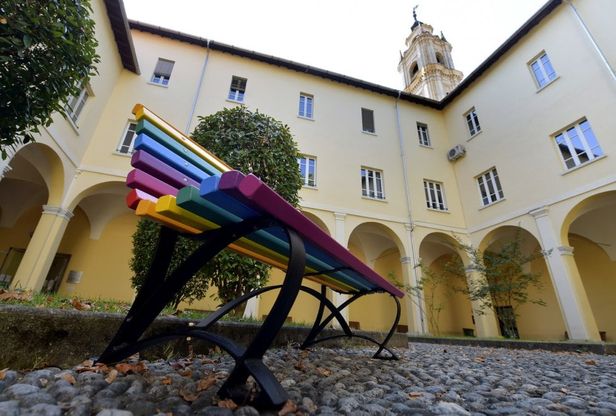 All'università di Parma una panchina arcobaleno contro l'omofobia