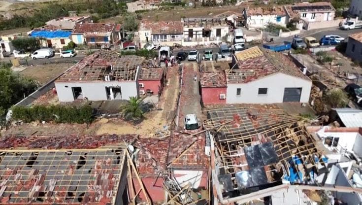 Francia, tetti crollati e rottami: lo spettacolo dal drone dopo il passaggio del tornado è desolante