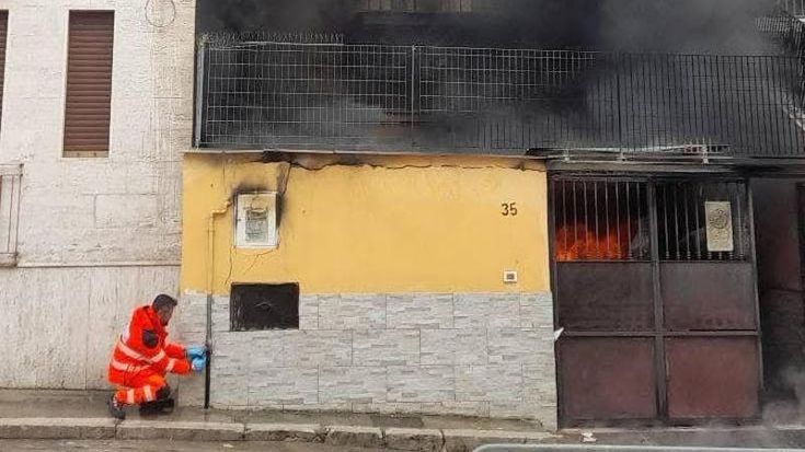Incendio in casa, salva una coppia di anziani. Le fiamme partite da un’auto parcheggiata in garage