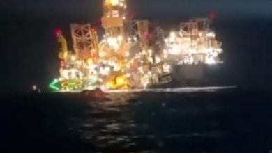 Piattaforma petrolifera affonda al largo del Gabon: la gigantesca struttura si inabissa tra le onde