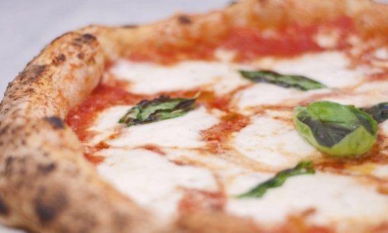 Il video francese fa infuriare l'associazione della pizza: "Denuncia e indennizzo di 2 milioni"