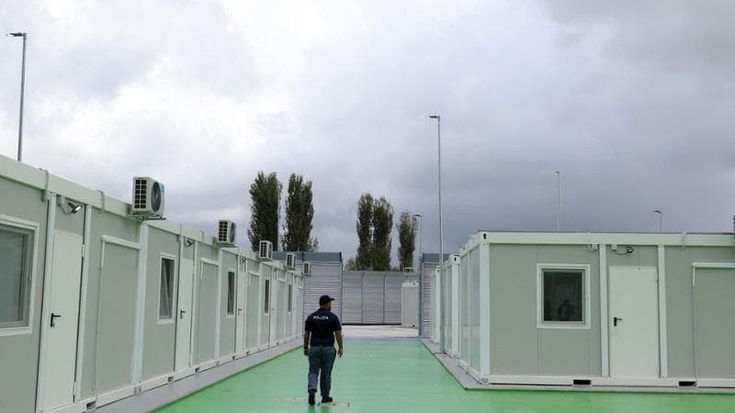 Migranti, partita la prima nave della Marina verso l’Albania: 16 persone a bordo. Ma Mattarella ricorda: “Obiettivi di solidarietà base della nostra Carta. L’accoglienza è attività permanente”